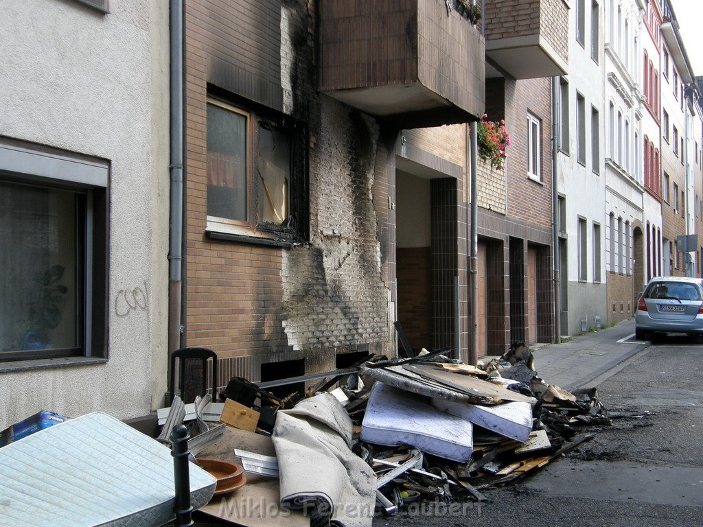 Sperrmuell Brand mit Uebergriff der Flammen auf Wohnhaus 24.JPG